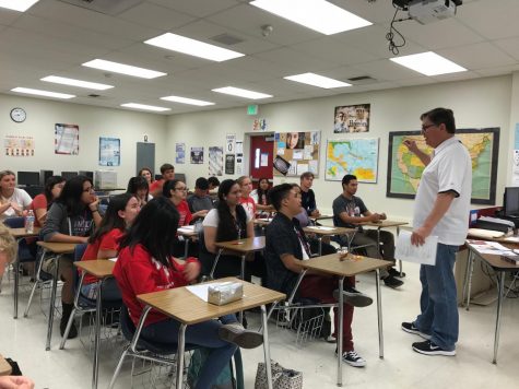 Henderson lectures his IB History of the Americas class. Photo by Melanie Pinzon.