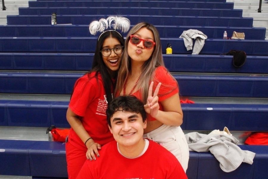 Morales poses with senior Oneli Christofelz and 2023 senior class president Ashley Castro at an ASB convention.