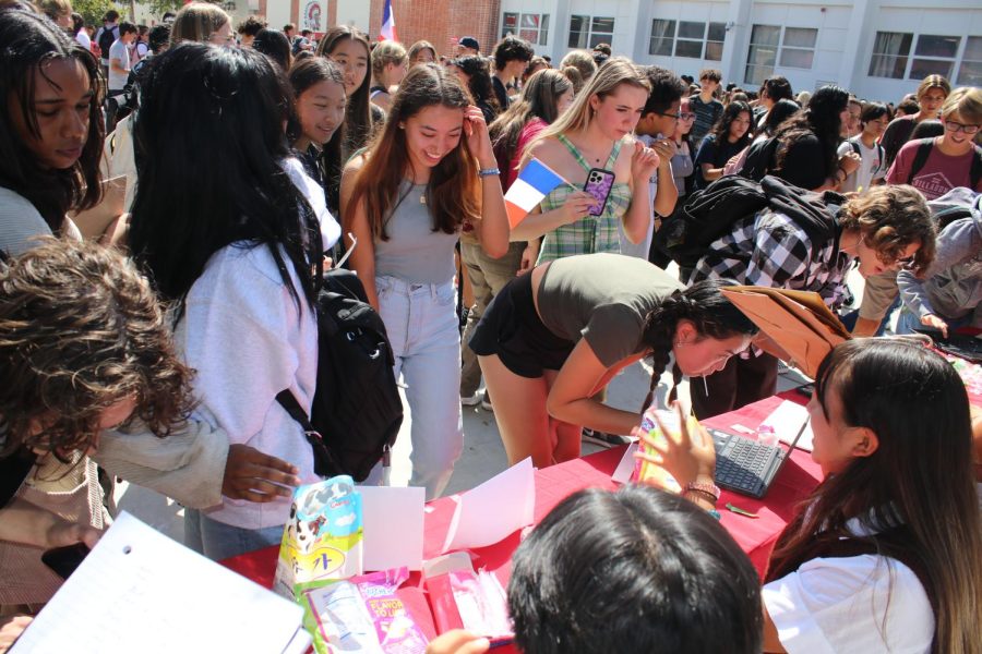 Students start the new school year checking out different club booths at club rush.
(Photo by Addam Sapien)
