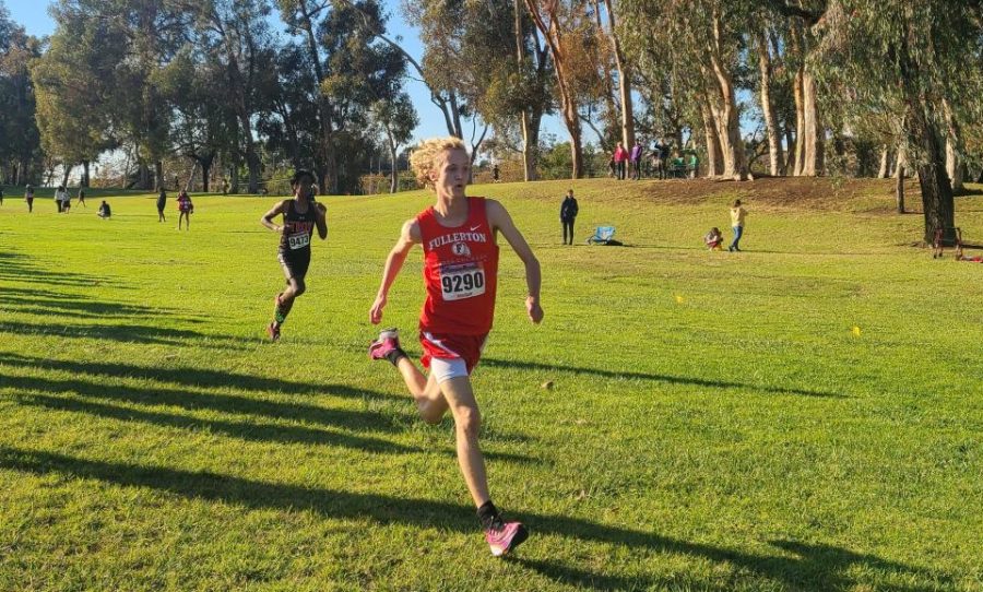 For the first time since 1965, the Fullerton boys cross country team finished co-league champions with Sonora High School. The Indians’ five scorers finished second, third, fourth, ninth and 11th. This was the first time the team qualified for CIF since 2013. The boys robbed the school record for team time of 81:10, an average of 16:14 for a 3 mile. Senior Nathan Limon (16:04) finished second followed by junior Alejandro Hernandez (16:07) in third, and senior Troy Fernandez (16:08) with a 17 second personal record and a fourth place finish. Sophomore Jack Golla (16:22) finished ninth with a 21 second personal record, and sophomore Ryan Leitner  (16:27) finished 11th with a huge 42 second personal record. Senior Daniel Frausto (17:42) finished 29th, and junior Nathan Karcher (18:12) finished 30th. 