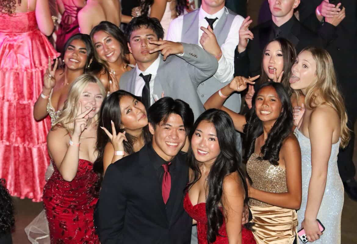 Seniors Aleah Crew, Mia Garcia, Jayden Hourani, Evelyn Paik, Dalia Nachshon, Shanelle Thompson, Josephine Lee, Brandon Fan, Kate Luengo, and Melina Sibal pose for a photo on the dance floor at prom. (Photo by Michael Espinoza)